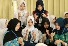 Siswi baru berhijab tampak antusias mengikuti kegiatan MPLS SMK Muhammadiyah 2 Boja Kendal saat sesi pengenalan jurusan.