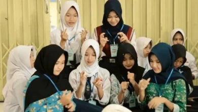 Siswi baru berhijab tampak antusias mengikuti kegiatan MPLS SMK Muhammadiyah 2 Boja Kendal saat sesi pengenalan jurusan.