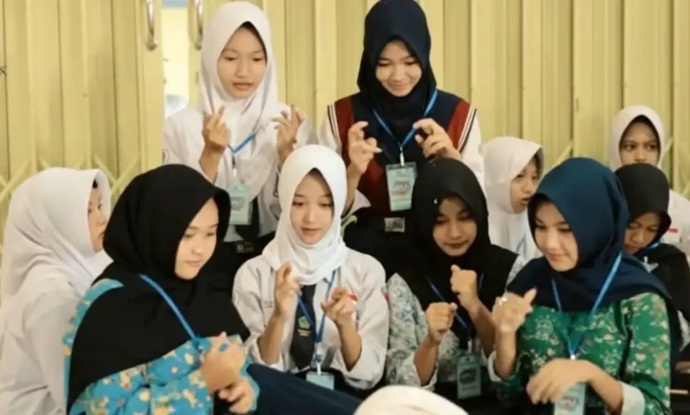 Siswi baru berhijab tampak antusias mengikuti kegiatan MPLS SMK Muhammadiyah 2 Boja Kendal saat sesi pengenalan jurusan.