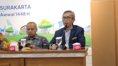 Munajat Tri Nugroho menyampaikan paparan evaluasi mutu dan AI Muhammadiyah UMS pada Rakerpim UMS 2026