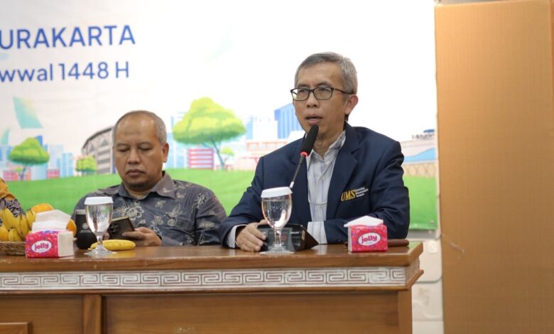 Munajat Tri Nugroho menyampaikan paparan evaluasi mutu dan AI Muhammadiyah UMS pada Rakerpim UMS 2026