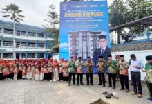 Menteri Pendidikan Dasar dan Menengah Abdul Mu’ti bersama tokoh PDM dan pengurus SMK Mutu Wonosobo berdoa saat Peletakan Batu Pertama Tower SMK Mutu Wonosobo.