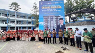 Menteri Pendidikan Dasar dan Menengah Abdul Mu’ti bersama tokoh PDM dan pengurus SMK Mutu Wonosobo berdoa saat Peletakan Batu Pertama Tower SMK Mutu Wonosobo.