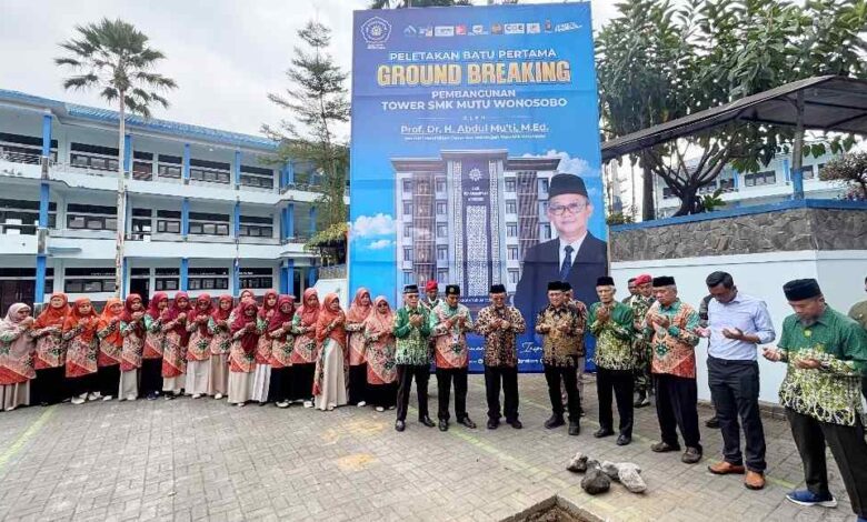 Menteri Pendidikan Dasar dan Menengah Abdul Mu’ti bersama tokoh PDM dan pengurus SMK Mutu Wonosobo berdoa saat Peletakan Batu Pertama Tower SMK Mutu Wonosobo.