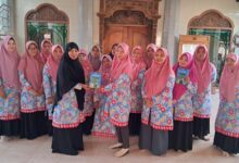 Aisyiyah Jepara terima buku saku hemat energi dari Deny Ana I'tikafia.