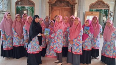 Aisyiyah Jepara terima buku saku hemat energi dari Deny Ana I'tikafia.