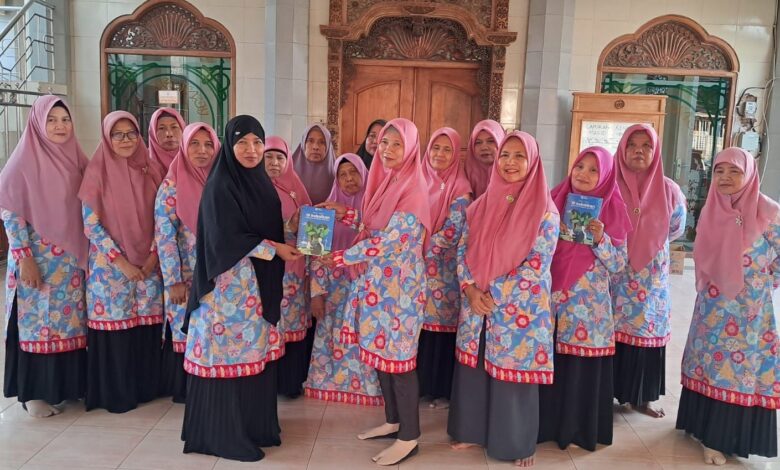 Aisyiyah Jepara terima buku saku hemat energi dari Deny Ana I'tikafia.