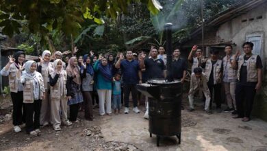 Tim pengabdian UMP bersama warga foto bersama di dekat alat pembakar sampah digital UMP berbahan oli bekas di Purbalingga Lor.