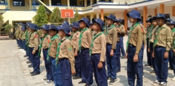 Siswa SMP Muhammadiyah 5 Kandangan berbaris rapi mengenakan seragam kepanduan Hizbul Wathan saat perkemahan Perjumsa 2026