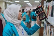 Mahasiswa FAI UMS meninjau koleksi buku perpustakaan saat kunjungan akademik S2 Universiti Malaya
