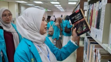 Mahasiswa FAI UMS meninjau koleksi buku perpustakaan saat kunjungan akademik S2 Universiti Malaya