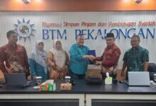 Delegasi Pimpinan Cabang Muhammadiyah Bantul menyerahkan plakat kepada pengurus KSPPS BTM Pekalongan saat kunjungan studi.