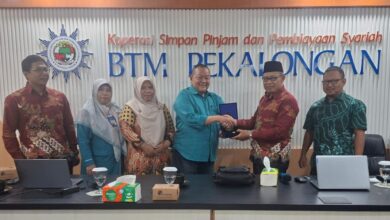 Delegasi Pimpinan Cabang Muhammadiyah Bantul menyerahkan plakat kepada pengurus KSPPS BTM Pekalongan saat kunjungan studi.