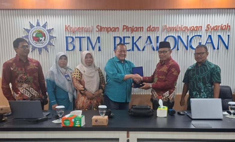 Delegasi Pimpinan Cabang Muhammadiyah Bantul menyerahkan plakat kepada pengurus KSPPS BTM Pekalongan saat kunjungan studi.