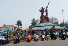 Anggota komunitas BikersMu Chapter Jepara berfoto bersama sepeda motor mereka di depan Monumen Tiga Wanita Pejuang Jepara.