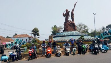 Anggota komunitas BikersMu Chapter Jepara berfoto bersama sepeda motor mereka di depan Monumen Tiga Wanita Pejuang Jepara.