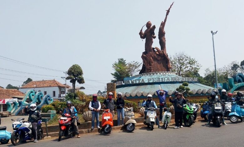 Anggota komunitas BikersMu Chapter Jepara berfoto bersama sepeda motor mereka di depan Monumen Tiga Wanita Pejuang Jepara.