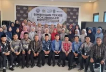 Foto bersama peserta dan pengurus K3M Muria Wonosobo dalam Bimbingan Teknis Kokurikuler di Janur Resto Wonosobo.