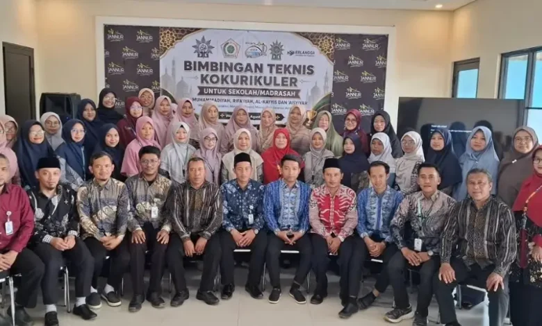 Foto bersama peserta dan pengurus K3M Muria Wonosobo dalam Bimbingan Teknis Kokurikuler di Janur Resto Wonosobo.