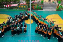 Guru dan tenaga kependidikan SD Muhammadiyah 16 Surakarta berfoto bersama membawa helm sebelum berangkat touring capacity building ke Kemuning