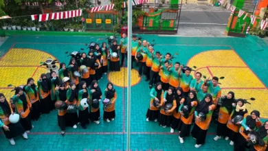 Guru dan tenaga kependidikan SD Muhammadiyah 16 Surakarta berfoto bersama membawa helm sebelum berangkat touring capacity building ke Kemuning