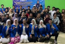Tim dosen dan mahasiswa UMP foto bersama warga Dusun Cirateun Cilacap saat sosialisasi cara cek gula darah mandiri aplikasi SIDIMEL.
