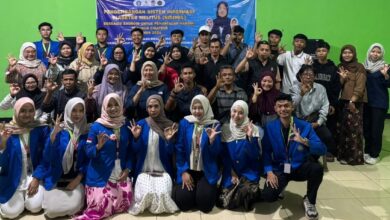 Tim dosen dan mahasiswa UMP foto bersama warga Dusun Cirateun Cilacap saat sosialisasi cara cek gula darah mandiri aplikasi SIDIMEL.
