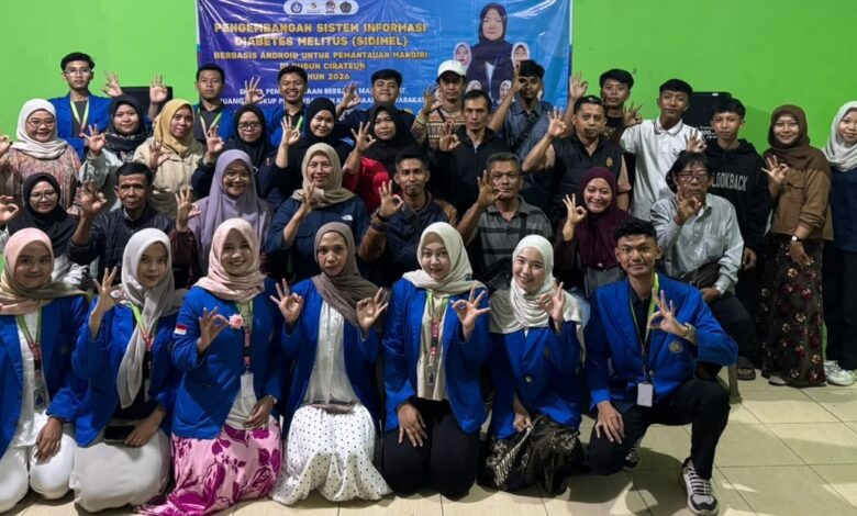 Tim dosen dan mahasiswa UMP foto bersama warga Dusun Cirateun Cilacap saat sosialisasi cara cek gula darah mandiri aplikasi SIDIMEL.