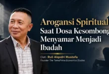 Potret Ruli Alqodri Mustafa Founder The TwinsPrime Economics Studies dengan latar ilustrasi artikel Arogansi Spiritual: Saat Dosa Kesombongan Menyamar Menjadi Ibadah.