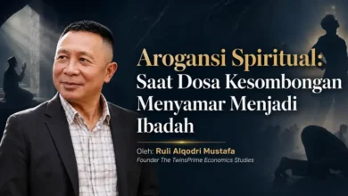 Potret Ruli Alqodri Mustafa Founder The TwinsPrime Economics Studies dengan latar ilustrasi artikel Arogansi Spiritual: Saat Dosa Kesombongan Menyamar Menjadi Ibadah.