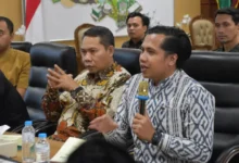 Ketua Lazismu Jateng Dwi Swasana Ramadhan dan Dr Sukamto membahas manajemen ZISWAF satu atap untuk pengelolaan zakat profesional.