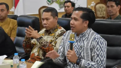 Ketua Lazismu Jateng Dwi Swasana Ramadhan dan Dr Sukamto membahas manajemen ZISWAF satu atap untuk pengelolaan zakat profesional.