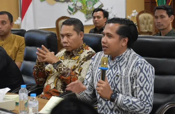 Ketua Lazismu Jateng Dwi Swasana Ramadhan dan Dr Sukamto membahas manajemen ZISWAF satu atap untuk pengelolaan zakat profesional.
