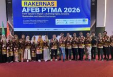 Delegasi pimpinan dan dosen FEB UMS berfoto bersama di bawah layar utama Rakernas AFEB PTMA 2026 di Universitas Muhammadiyah Jakarta.