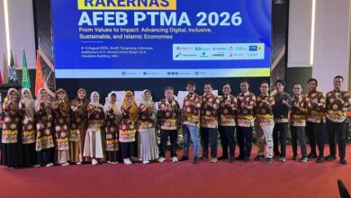 Delegasi pimpinan dan dosen FEB UMS berfoto bersama di bawah layar utama Rakernas AFEB PTMA 2026 di Universitas Muhammadiyah Jakarta.