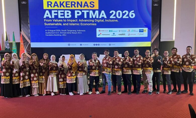 Delegasi pimpinan dan dosen FEB UMS berfoto bersama di bawah layar utama Rakernas AFEB PTMA 2026 di Universitas Muhammadiyah Jakarta.