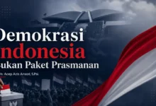 Ilustrasi Demokrasi Indonesia Bukan Paket Prasmanan dengan pria berjas hitam, bendera Merah Putih, gedung parlemen, kotak suara, dan kerumunan massa.