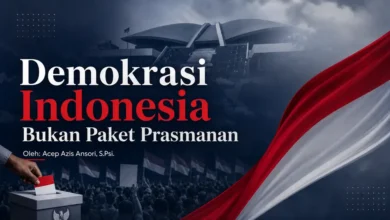 Ilustrasi Demokrasi Indonesia Bukan Paket Prasmanan dengan pria berjas hitam, bendera Merah Putih, gedung parlemen, kotak suara, dan kerumunan massa.