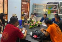Mahasiswa KKN-MAs 2026 berdiskusi mengenai program Digitalisasi UMKM Desa Pait.
