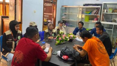 Mahasiswa KKN-MAs 2026 berdiskusi mengenai program Digitalisasi UMKM Desa Pait.