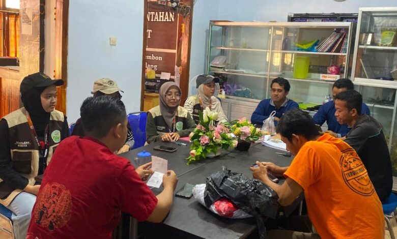 Mahasiswa KKN-MAs 2026 berdiskusi mengenai program Digitalisasi UMKM Desa Pait.