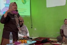 Dosen UMKLA memperagakan cara membuat ramuan herbal obat nyeri haid alami dari apotek dapur di depan siswi SMK Muhammadiyah 3 Klaten Tengah.