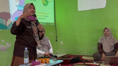 Dosen UMKLA memperagakan cara membuat ramuan herbal obat nyeri haid alami dari apotek dapur di depan siswi SMK Muhammadiyah 3 Klaten Tengah.