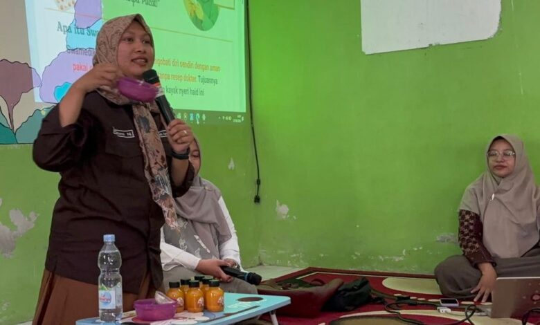 Dosen UMKLA memperagakan cara membuat ramuan herbal obat nyeri haid alami dari apotek dapur di depan siswi SMK Muhammadiyah 3 Klaten Tengah.