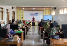 Zukhrofa Rizkiana Ramadhani, dosen Ilmu Komunikasi UMS, sedang memberikan materi komunikasi persuasif kepada para guru SMK Muhammadiyah 2 Sleman di dalam ruang lab komputer sekolah.
