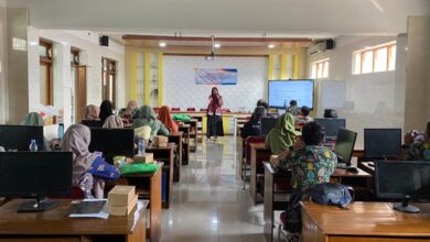Zukhrofa Rizkiana Ramadhani, dosen Ilmu Komunikasi UMS, sedang memberikan materi komunikasi persuasif kepada para guru SMK Muhammadiyah 2 Sleman di dalam ruang lab komputer sekolah.