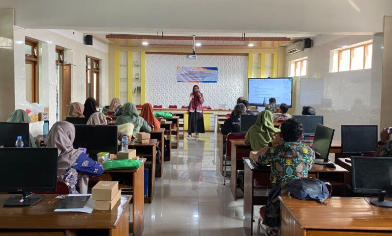 Zukhrofa Rizkiana Ramadhani, dosen Ilmu Komunikasi UMS, sedang memberikan materi komunikasi persuasif kepada para guru SMK Muhammadiyah 2 Sleman di dalam ruang lab komputer sekolah.