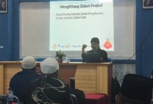 Ikhwanushoffa dari Lazismu Jateng memberikan materi edukasi tentang pentingnya bayar zakat profesi dan zakat mal di hadapan peserta Sekolah Tabligh Banyumas.