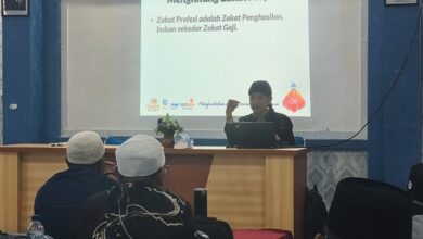 Ikhwanushoffa dari Lazismu Jateng memberikan materi edukasi tentang pentingnya bayar zakat profesi dan zakat mal di hadapan peserta Sekolah Tabligh Banyumas.