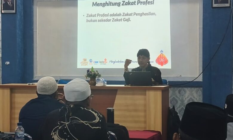 Ikhwanushoffa dari Lazismu Jateng memberikan materi edukasi tentang pentingnya bayar zakat profesi dan zakat mal di hadapan peserta Sekolah Tabligh Banyumas.